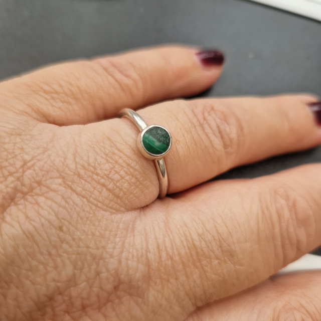 Small green malachite sterling silver ring size P