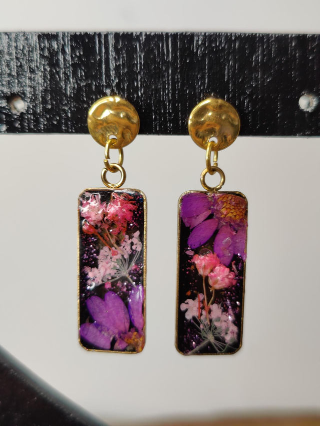 Boucles d'oreilles minimalistes dorées en fleurs naturelles 