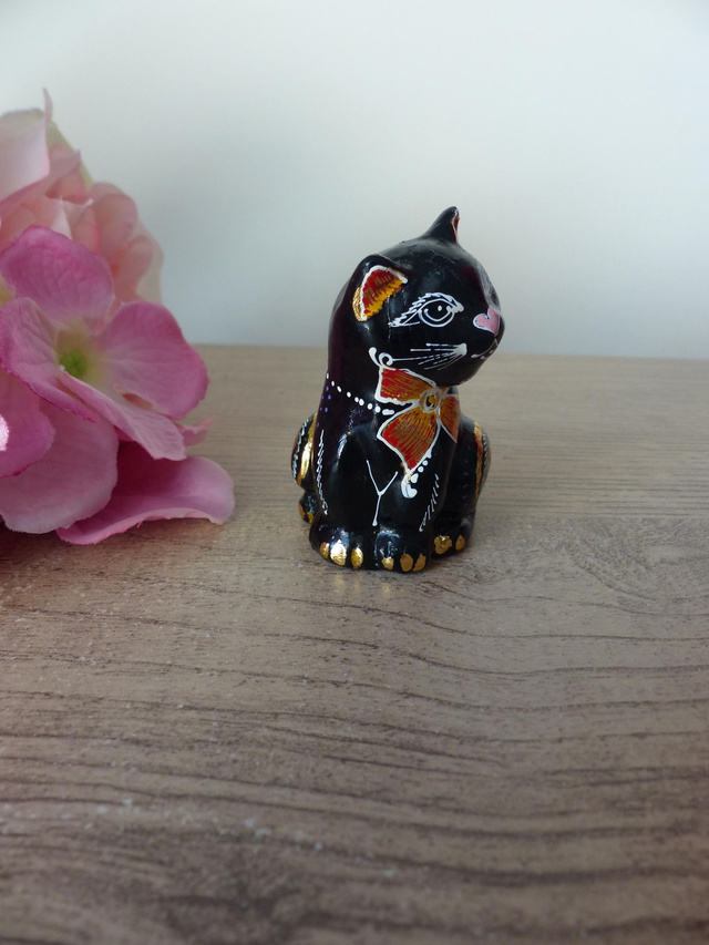 Figurine petit chat d'amour en bois peint à la main, bibelot chaton noir avec un museau en forme de coeur rose, cadeau décoration collection
