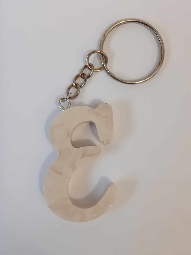 Porte clef lettre E en jesmonite 