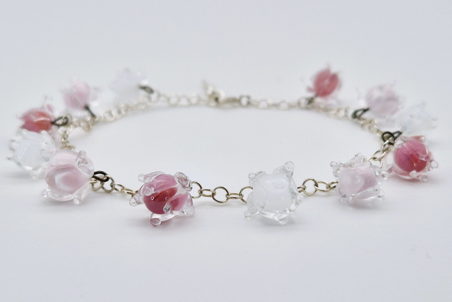 Bracelet Clochettes blanches et roses