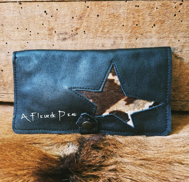 Étui en cuir pour chéquier.