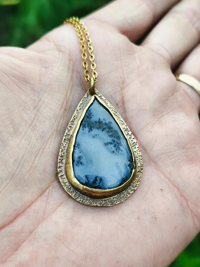 Pendentif Agate Dendritique & Laiton Martelé – Bijou Artisanal Unique