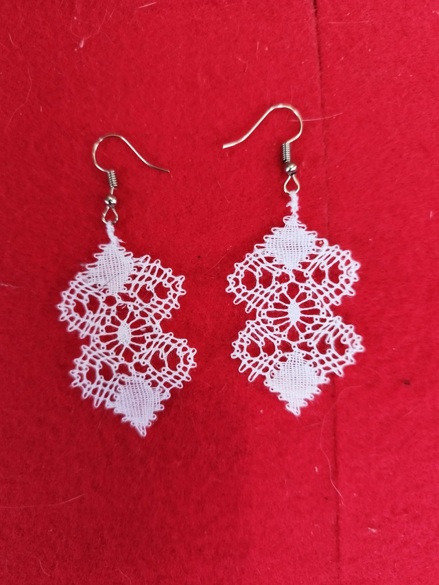 Boucles d&#039;oreilles simple araignée  blanc 