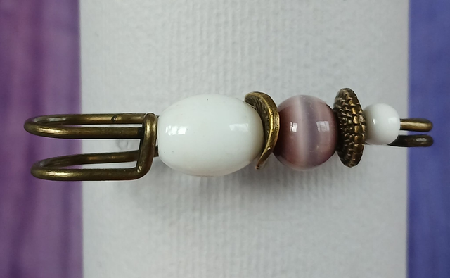 Broche violet et blanc