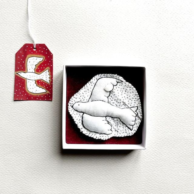 Oiseau blanc brodé main dans boîte vitrine, pièce unique