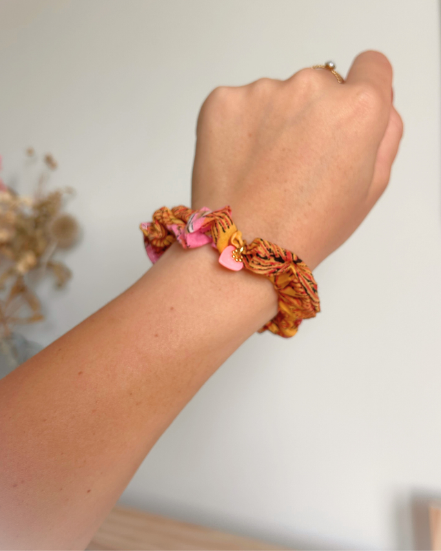 Scrunchy charm rose