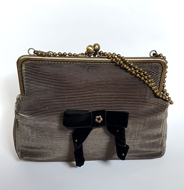 Bolso Lamar con boquilla en satén gris plisado con cadena estilo años 40