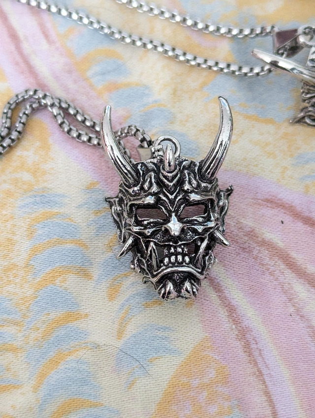 Pendentif démon masque
