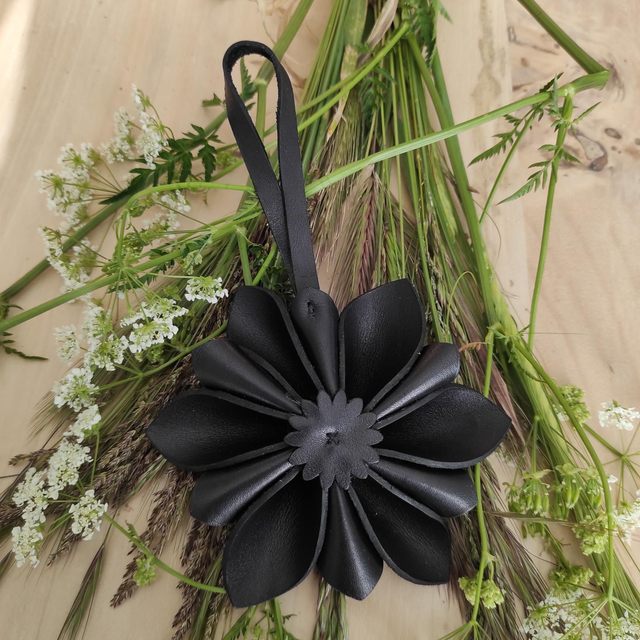 Fleur en cuir à suspendre 