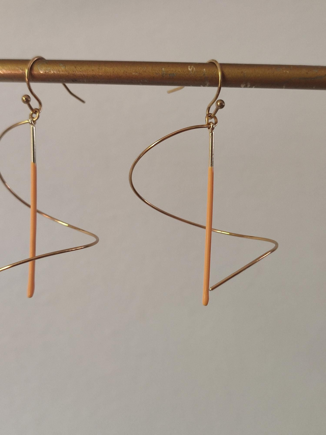 Boucles d'oreilles" tourbillon" acier inoxydable doré et tige en émail orange, sans nickel, pièce unique 
