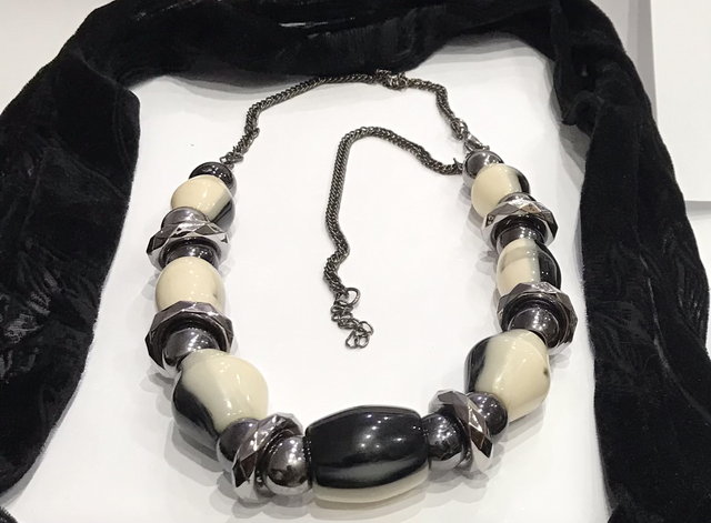 Cream|Black Necklace- NEC11