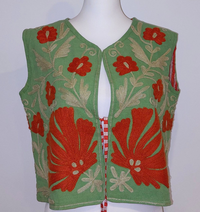 Veste sans manches reversible en coton vert brodé Suzani - Confectionnée à la main - Doublure rayée orange/blanc