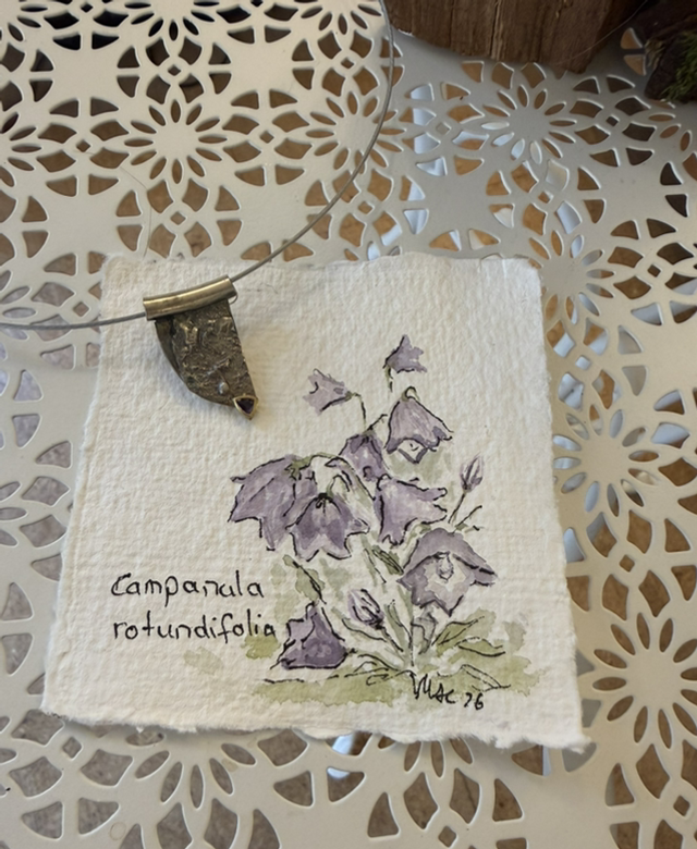 Silberanhänger mit überschweißten Besteckfragmenten und Amythyst in Dreiecksform „Campanula rotundifolia“