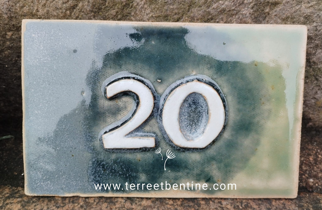 2 CHIFFRES - N°20 - fond gris/vert typo blanche en bas relief
