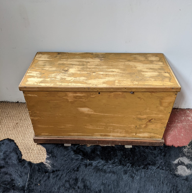 Coffre en bois patiné