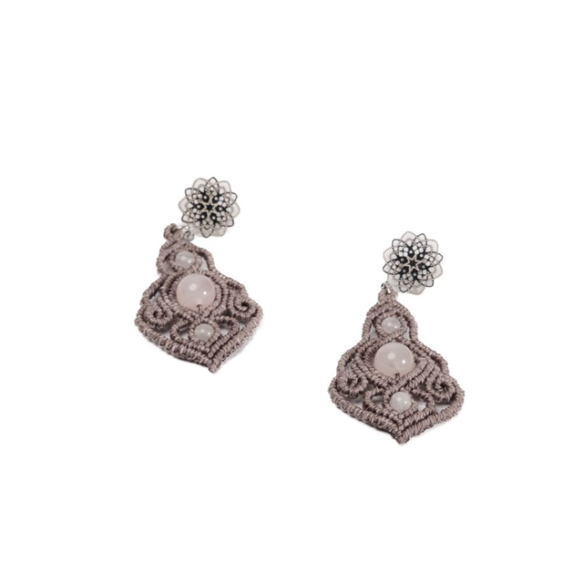 Boucles d&#039;Oreille Quartz Rose – Micro macramé