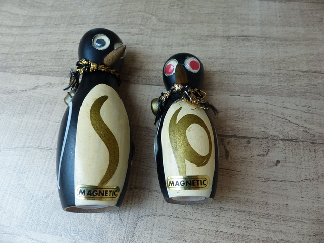Vintage Salière et Poivrière en Bois Magnétiques Oiseaux Animaux Pingouins Manchots Années 1950, collection salières et poivrières anciennes