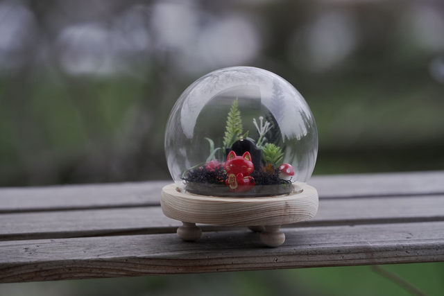 DIORAMA - Manekineko červená