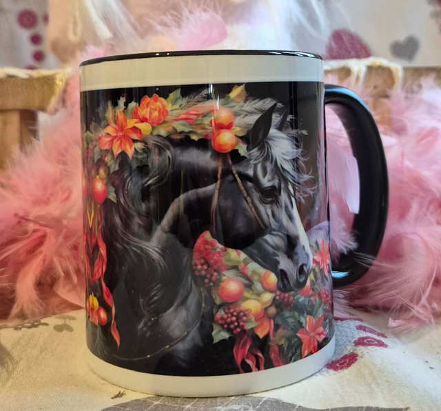 🐴 Tasse Équidée de Fête : Beauté Florale sur Fond Noir 🖤