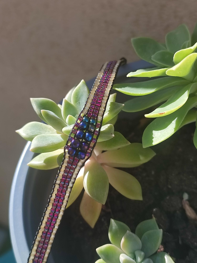 Z- Bracelet tissé main en perles de verre miyuki : prune, bronze et perles noires aux reflets changeants, réglable par lien 
