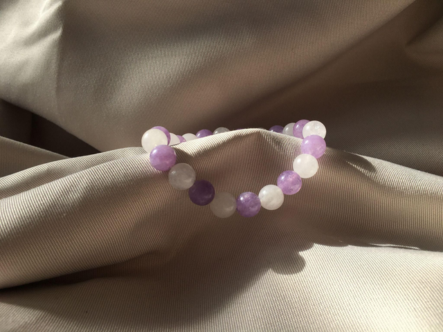 Bracelet en Pierres Naturelles – Améthyste &amp; Jade Blanc Fumé