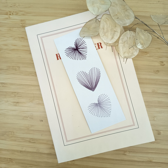 Marque-pages brodé Cœurs violets