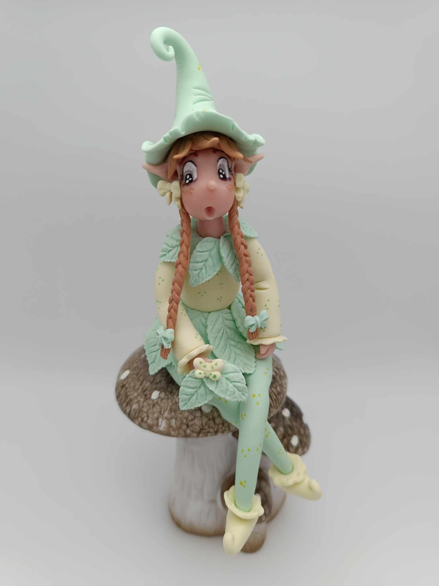 Elfe en porcelaine froide sur champignon