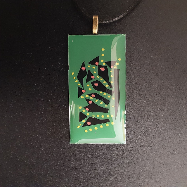 Pendentif rectangle collection Ethnique-fond vert et décor noir-rouge-jaune