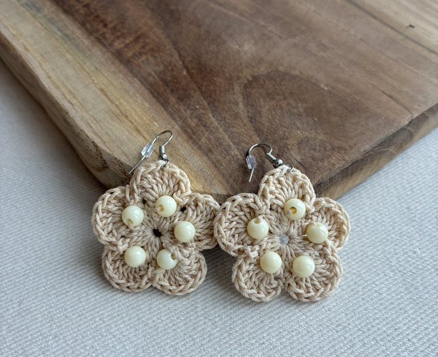 Boucles d’oreilles fleurs beiges 