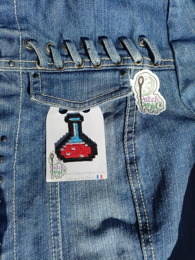Fiole façon pixel art écusson brodé 