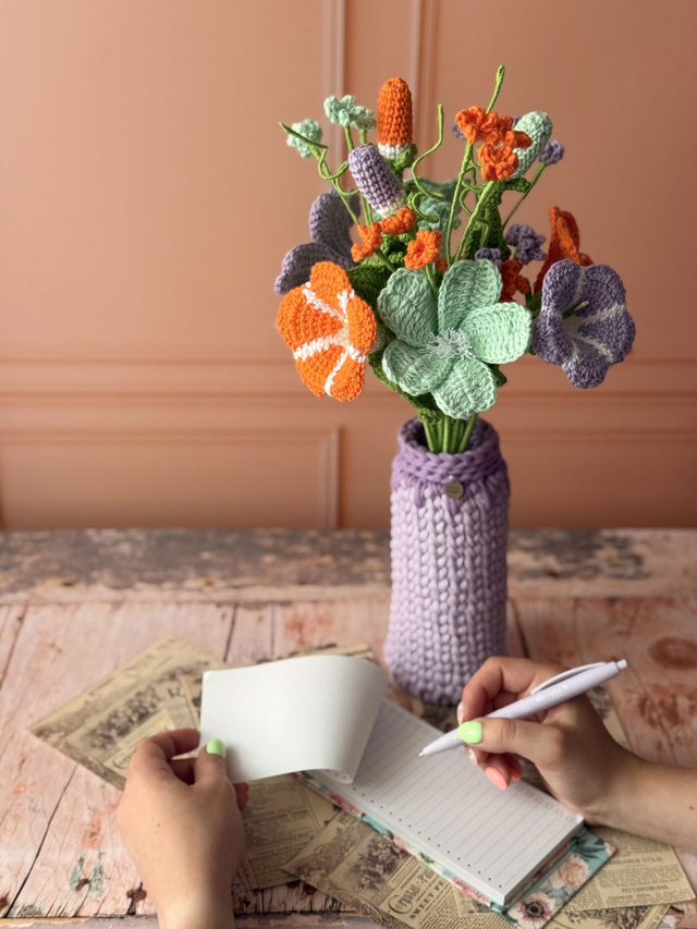Vase en crochet lilas 