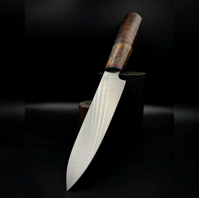 Gyuto en loupe de noyer stabilisé et érable spalté stabilisé, intercalaire en G10 et mitre en Glow Fatcarbon. Tranchant 15cm, acier 14c28n 