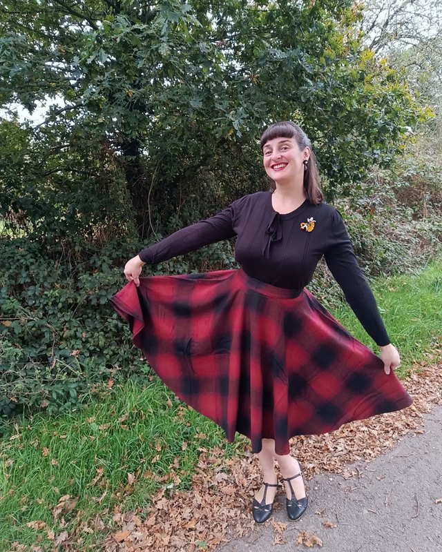 Jupe évasée midi en tartan à carreaux rouge et noir en laine Sophie