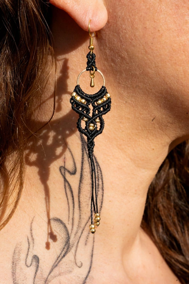 Boucles d&#039;oreilles en micro-macramé perles dorées ou argentées