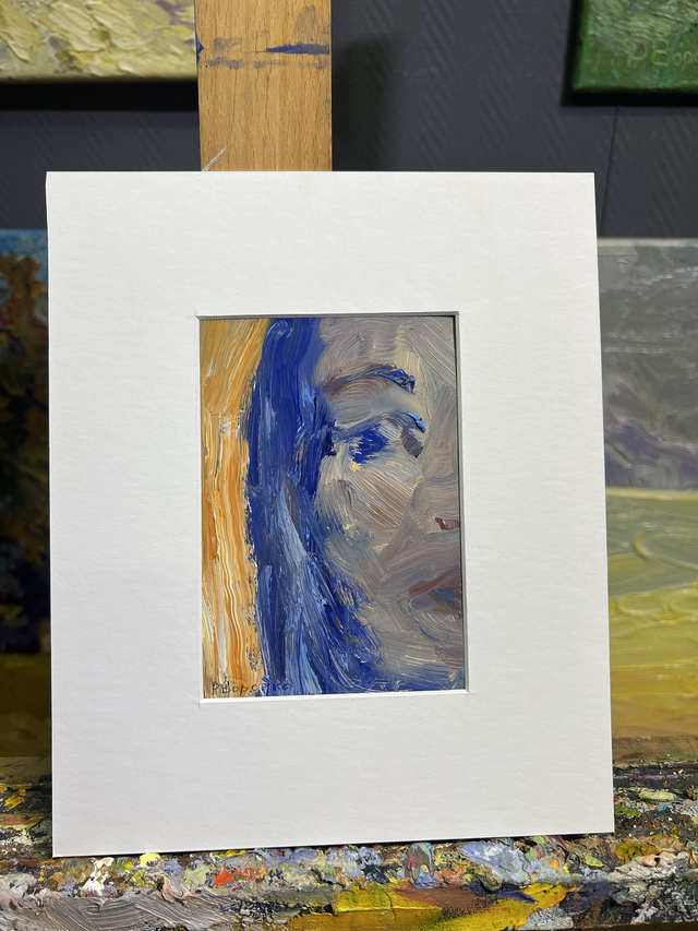 Fragment 34 „Zwischen Licht und Stille“ von Rostyslav Voronko, Öl auf Karton, 2024 – Gesicht im Licht- und Schattenspiel in Blau und Ocker