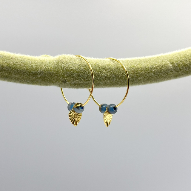 HeartLeaf Hoops – Vergoldete Creolen mit Herzblatt & Glasperlen