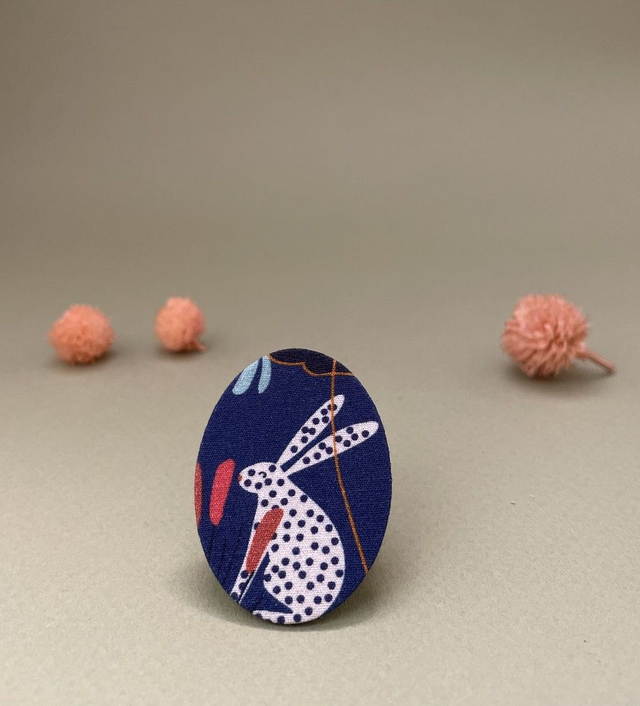 Broche ovale lapin bleu foncé en carton et tissu imprimé