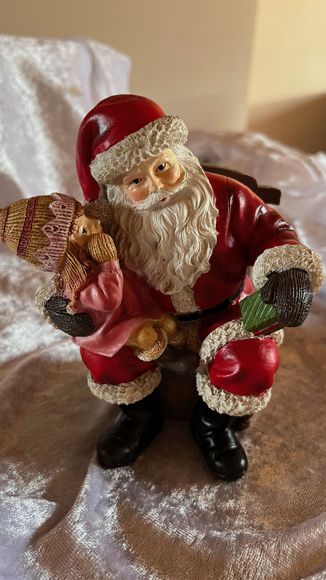 Weihnachtsmann auf Sessel – liebevoll gestaltete Weihnachtsfigur aus Poly