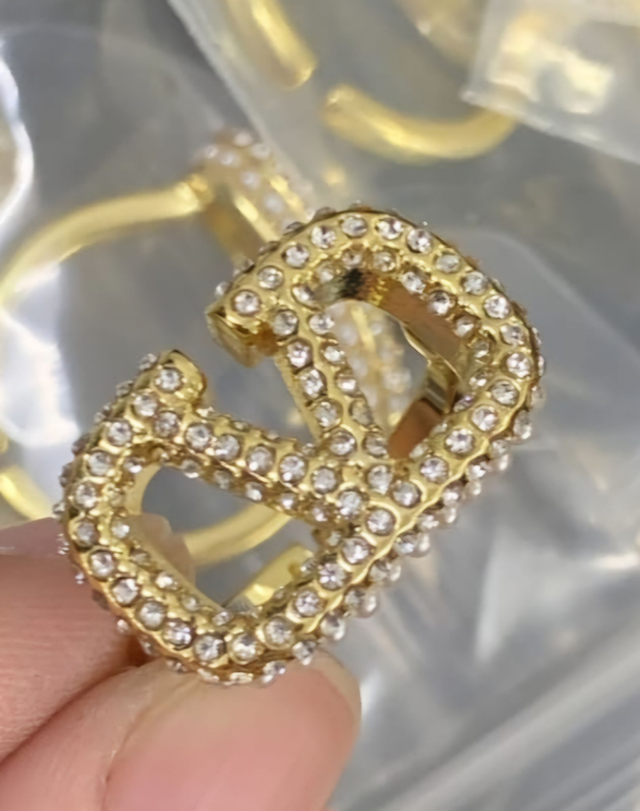 Bague V doré avec strass