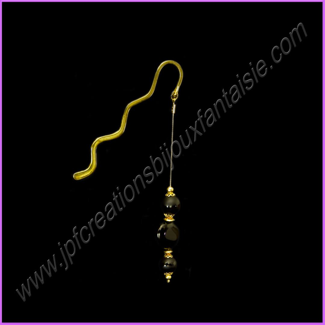 Marque-page doré et perles noires