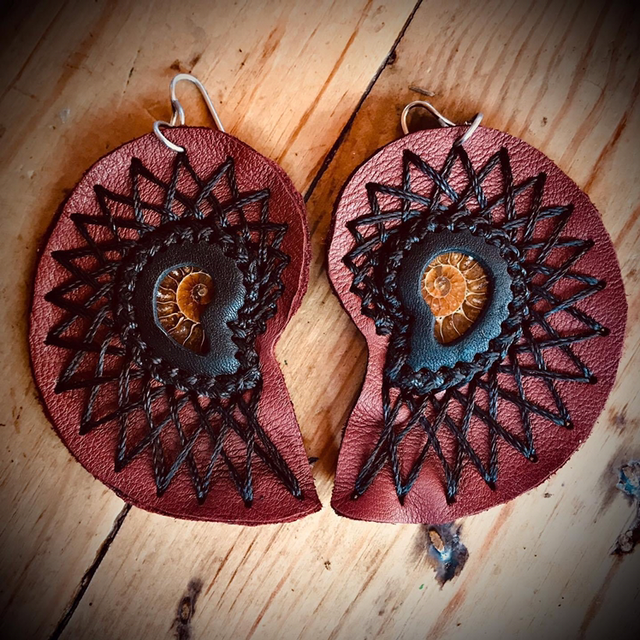 Boucles d’oreilles ammonites bordeaux 