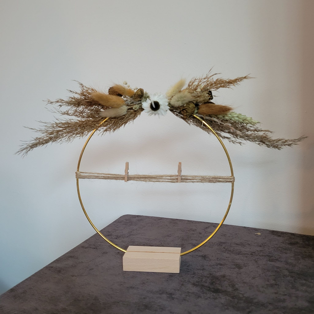 Anneau de fleurs séchées sur socle en bois