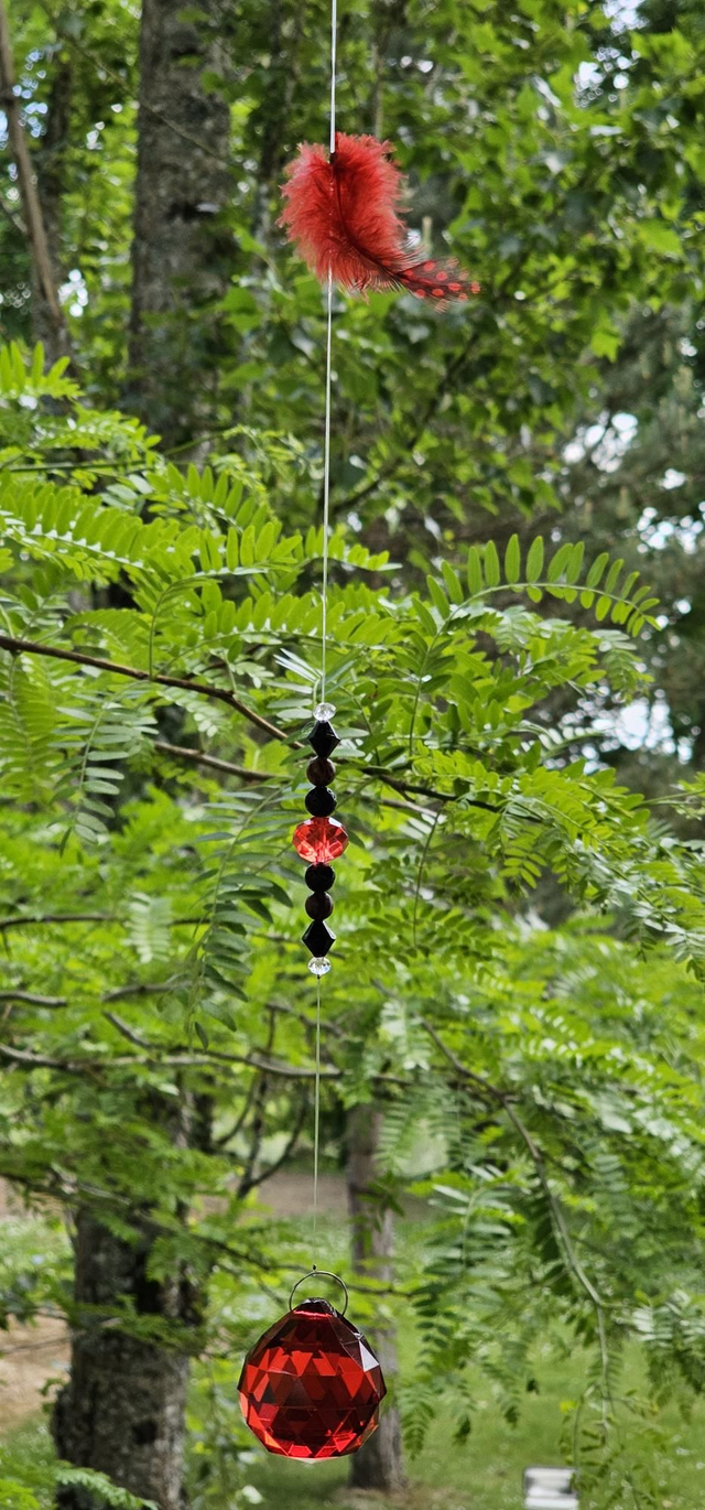 Attrape-soleil Plume rouge – Création Vibratoire
