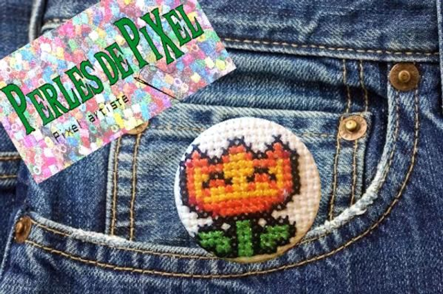 Fleur de feu Mari0 Badge ou porte clé brodé à la main pixel art