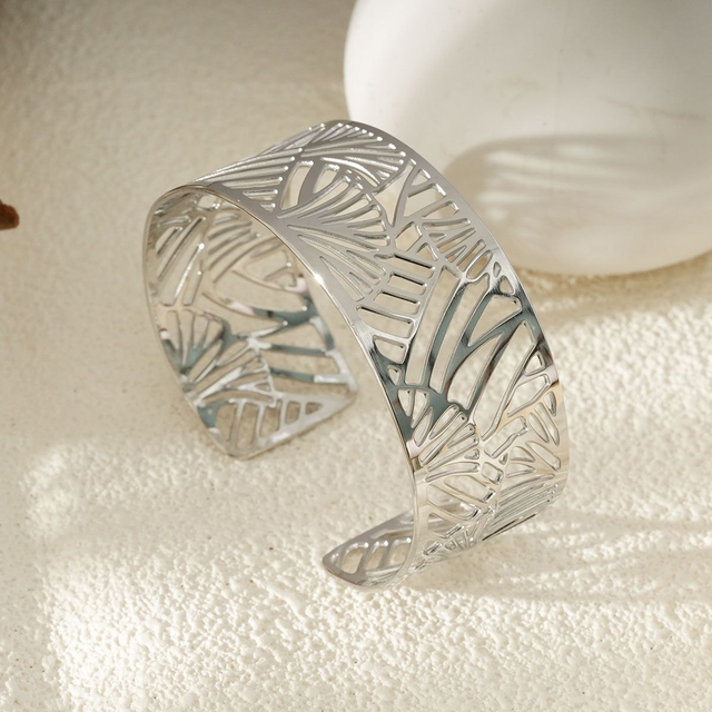 Bracelet manchette argentée ajourée fleur de Ginkgo