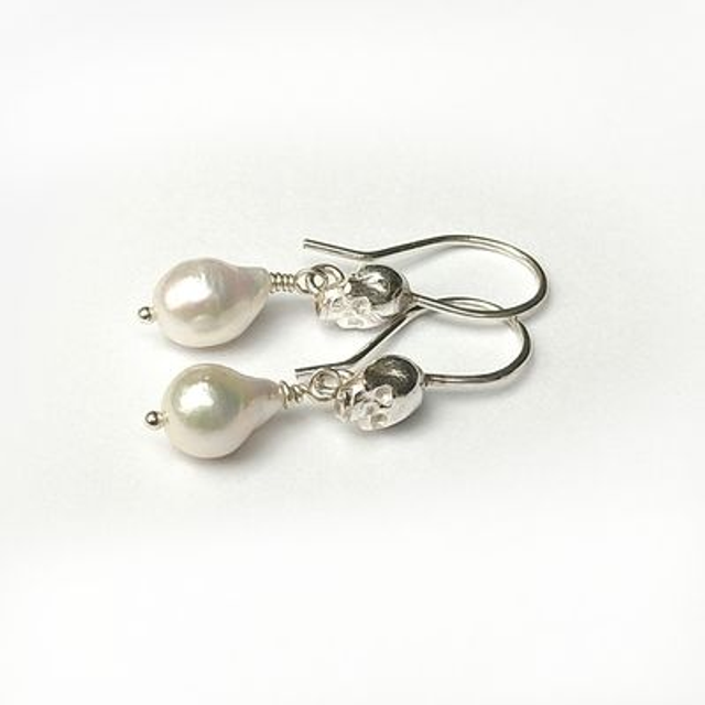 Schedel oorbellen met parel