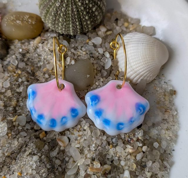 Pendientes de aro con cochas de resina 