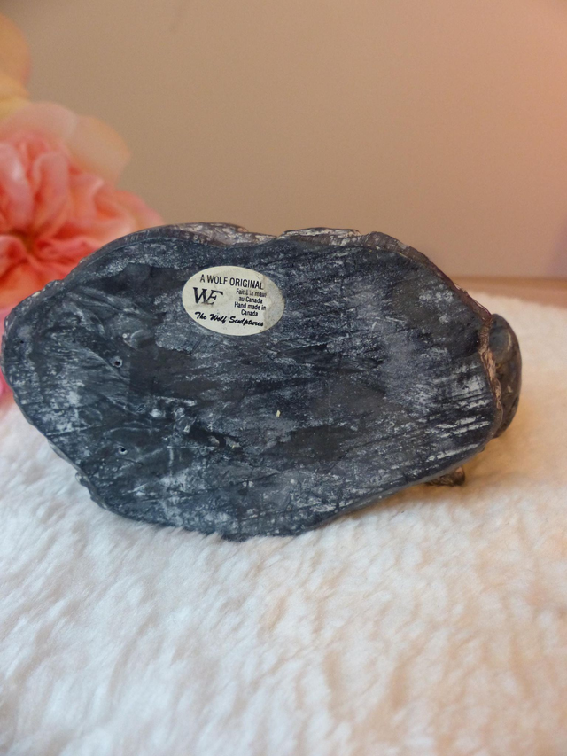 Sculpture d'ours attrapant un poisson, pierre de savon Wolf Original, figurine ours pierre fait main Canada, collection animaux art inuit