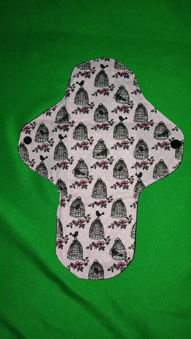 Serviette hygiénique lavable (cages oiseaux et noir)